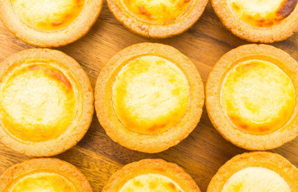 ilustrasi egg tart (freepik.com/lifeforstock)