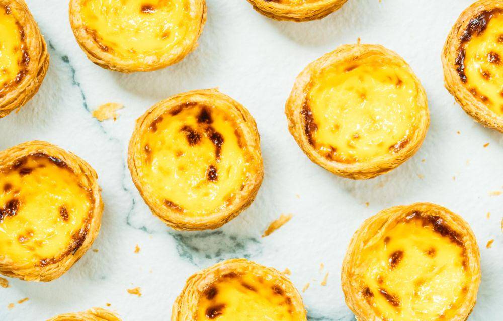 ilustrasi egg tart (freepik.com/lifeforstock)