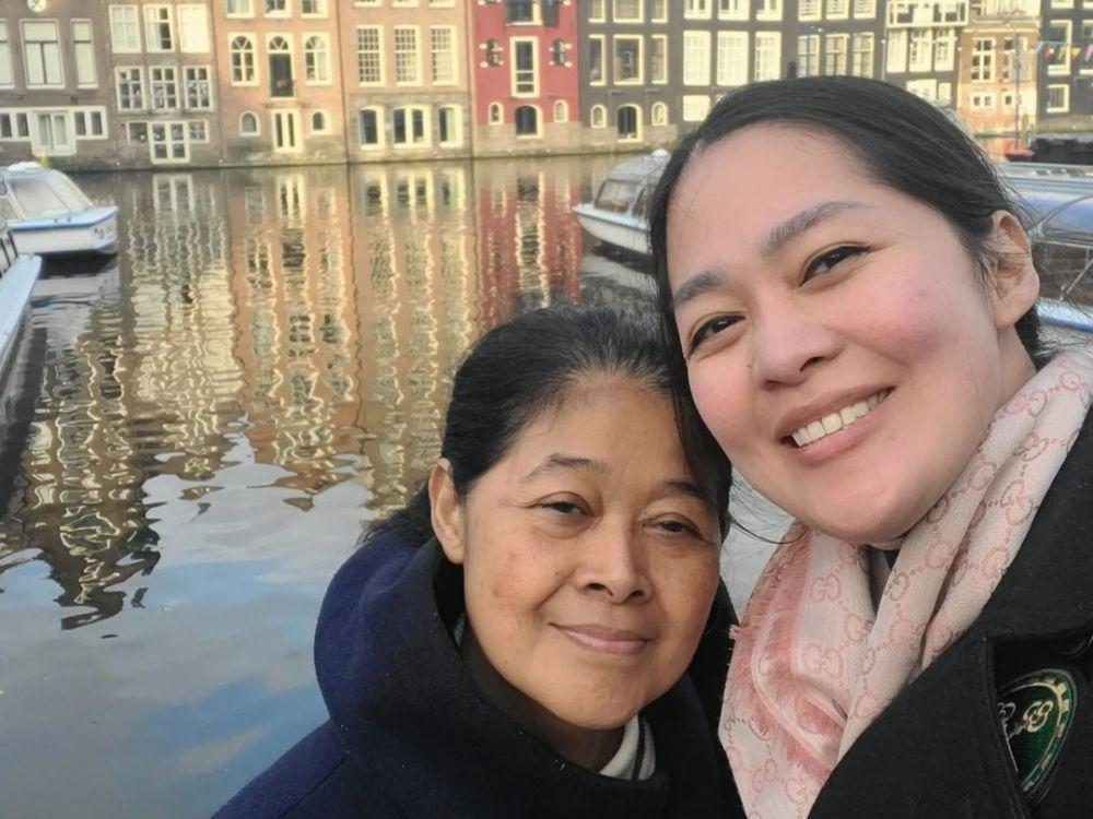 10 Momen Gracia Indri Ajak Ibunya Keliling Belanda, Lihat Bunga Tulip!