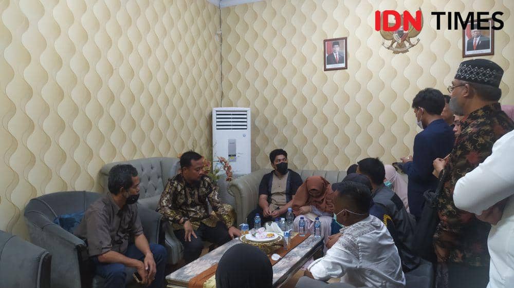 Warga Sulsel yang datang dari Sudan tiba di rumah jabatan Gubernur Sulsel, Minggu (30/4/2023). IDN Times/Asrhawi Muin
