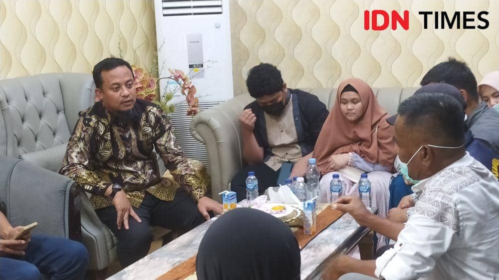 Warga Sulsel yang datang dari Sudan tiba di rumah jabatan Gubernur Sulsel, Minggu (30/4/2023). IDN Times/Asrhawi Muin
