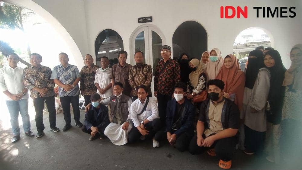 Warga Sulsel yang datang dari Sudan tiba di rumah jabatan Gubernur Sulsel, Minggu (30/4/2023). IDN Times/Asrhawi Muin