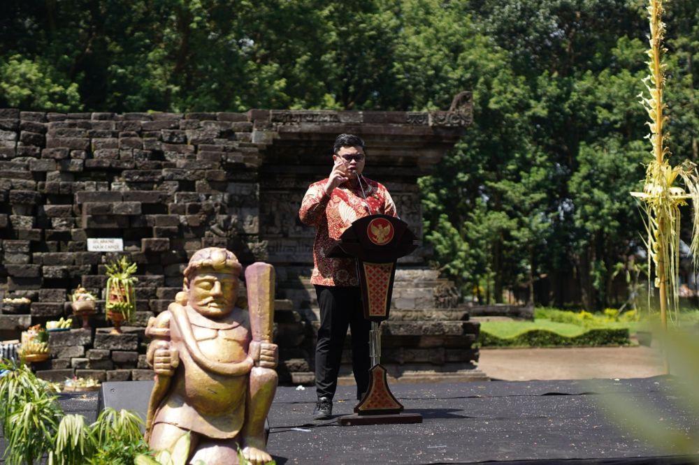 Mas Dhito memberikan sambutan saat menghadiri acara Dharma Santi di Candi Tegowangi, Minggu (30/4/2023). (Dok. Pemkab Kediri)