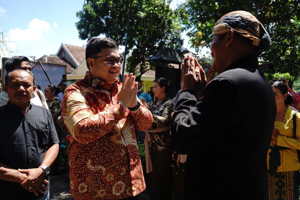 Mas Dhito saat menghadiri acara Dharma Santi di Candi Tegowangi, Minggu (30/4/2023). (Dok. Pemkab Kediri)
