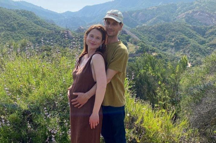 Hamil Anak Pertama, Ini 9 Potret Bahagia Bonnie Wright dan Suami