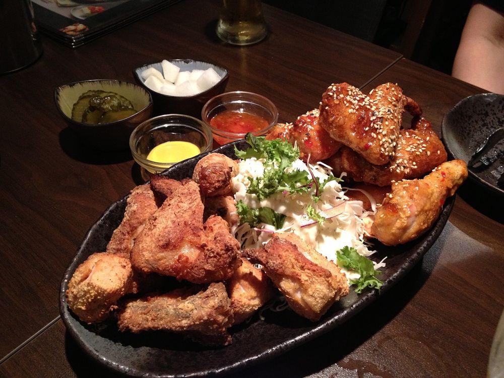 ilustrasi ayam goreng khas Korea dengan acar lobak dan saus cocolan (commons.wikimedia.org/Ethan Lee)