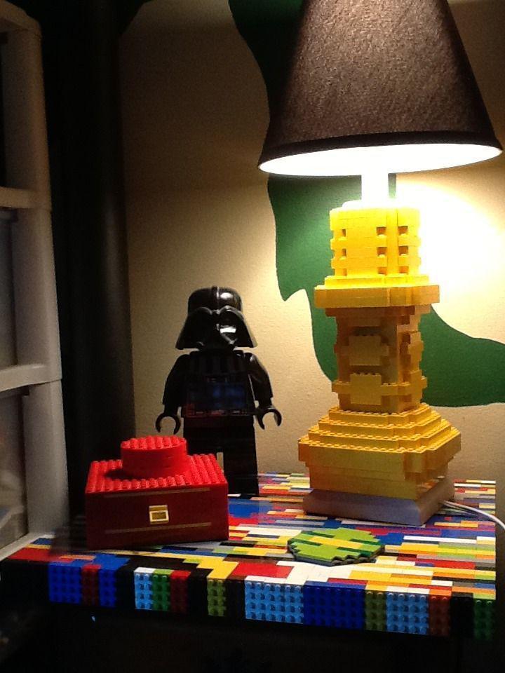 ilustasi lampu meja dengan kaki dari lego (pinterest.com/instructables)
