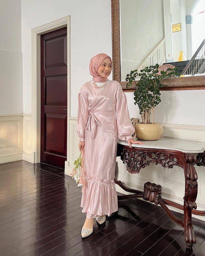 dress panjang polos (instagram.com/meiraniap)
