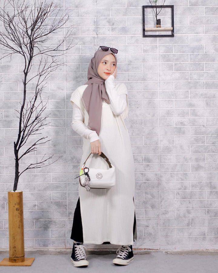 dress panjang polos (instagram.com/nissa_sabyan)