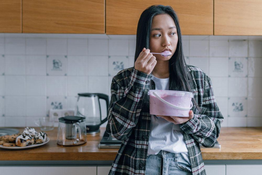 ilustrasi emotional eating (pexels.com/Alena Darmel)