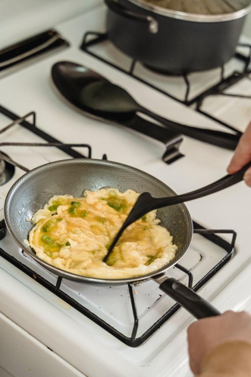 ilustrasi memasak dengan teflon (pexels.com/Annushka Ahuja)