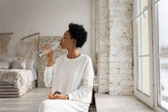 ilustrasi minum air putih (pexels.com/id-id/ekaterina-bolovtsova)