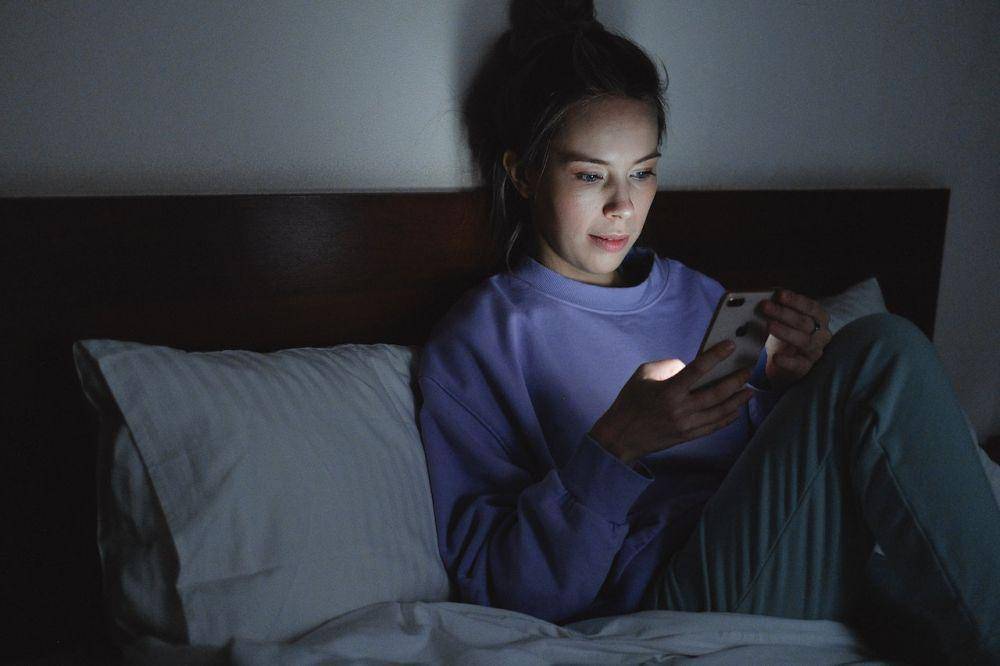 ilustrasi menggunakan gadget (pexels.com/SHVETS production)