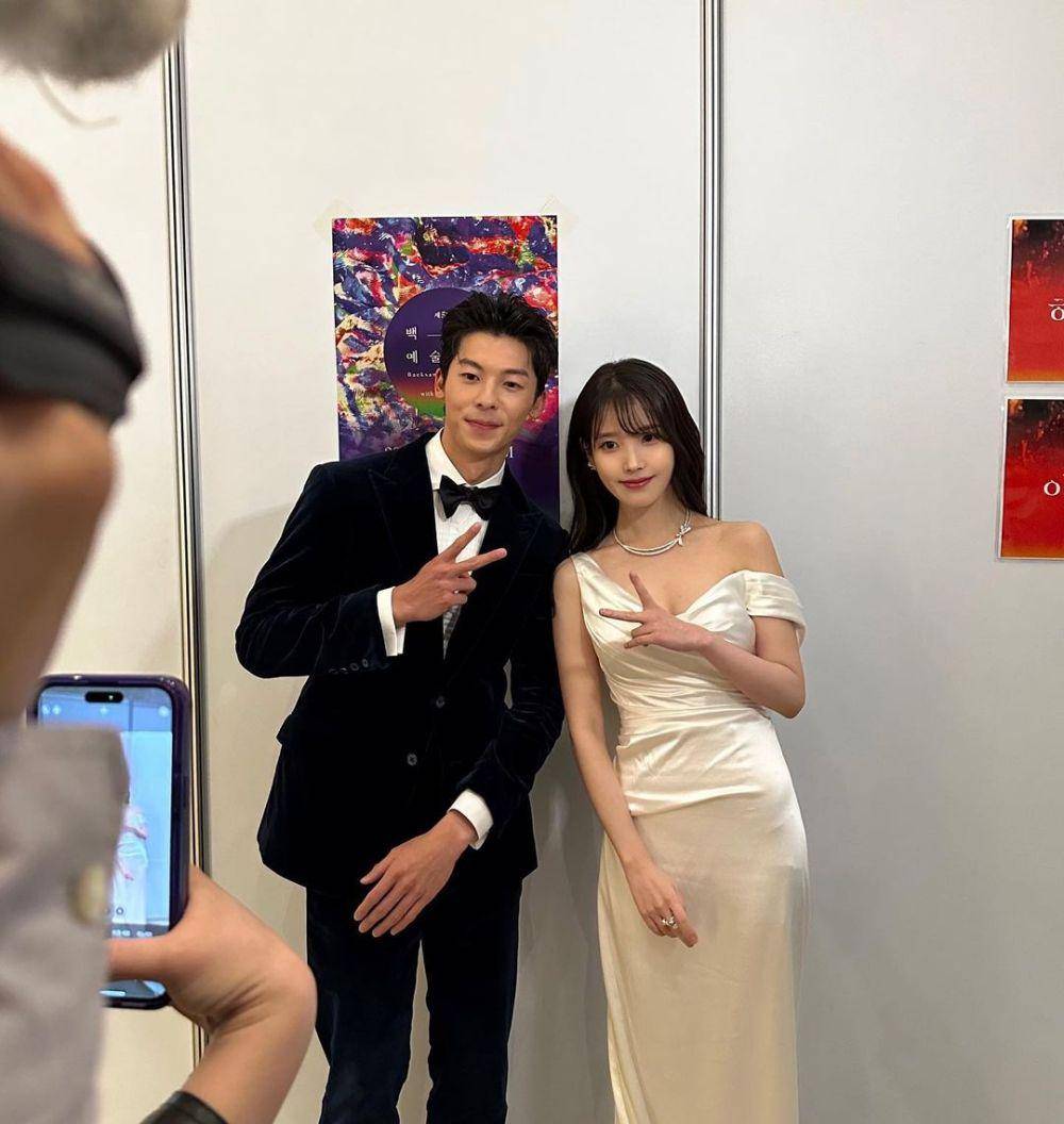 Greg Hsu dan IU di Baeksang Arts Awards 2023 (instagram.com/dlwlrma)