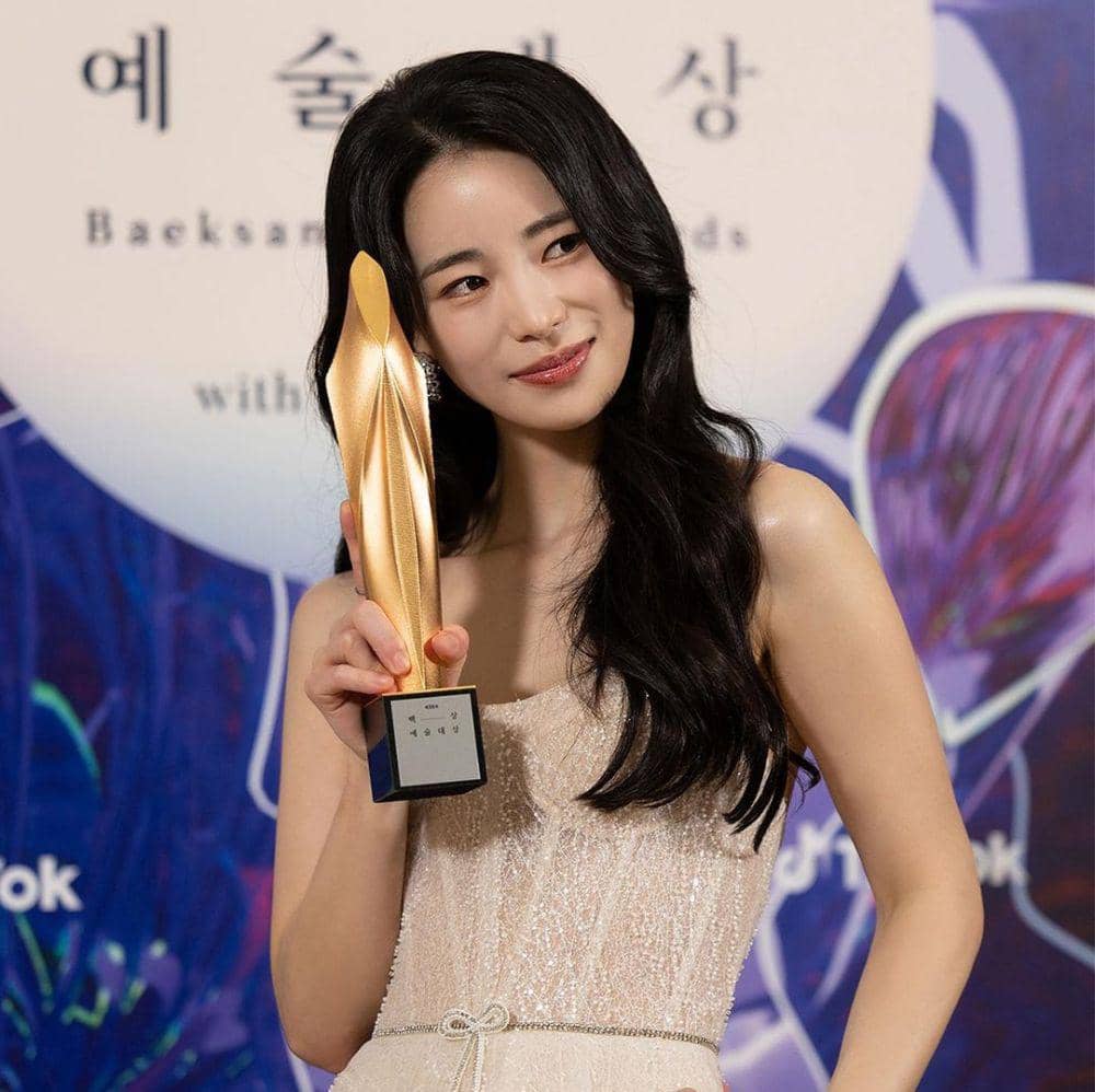 Lim Ji Yeon di Baeksang Arts Awards 2023 (instagram.com/artistscompanyofficial)