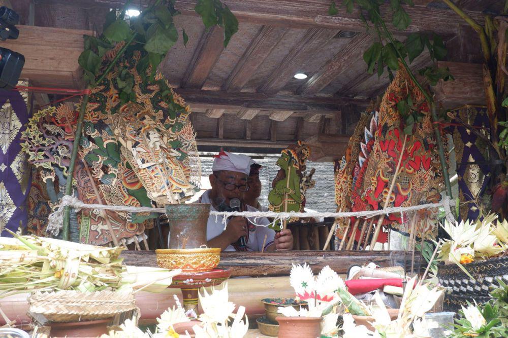 Jro Dalang Gede Karang saat menjadi dalang Wayang Sapuh Leger. (dok. pribadi/Ari Budiadnyana)