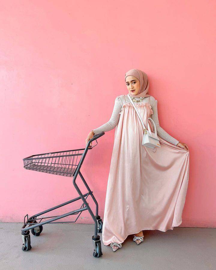 dress panjang polos (instagram.com/seviqfebinita)