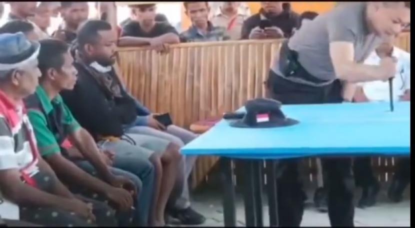 Tangkapan layar video Kapolres Nagekeo tancapkan sangkur saat berdiskusi dengan warga