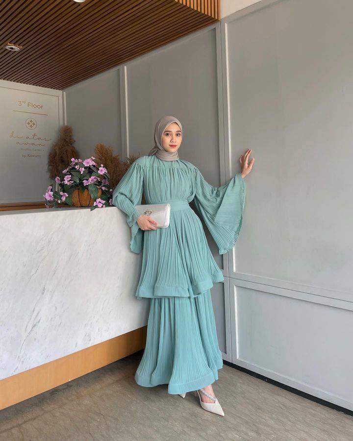 dress panjang polos (instagram.com/vinamaulina)