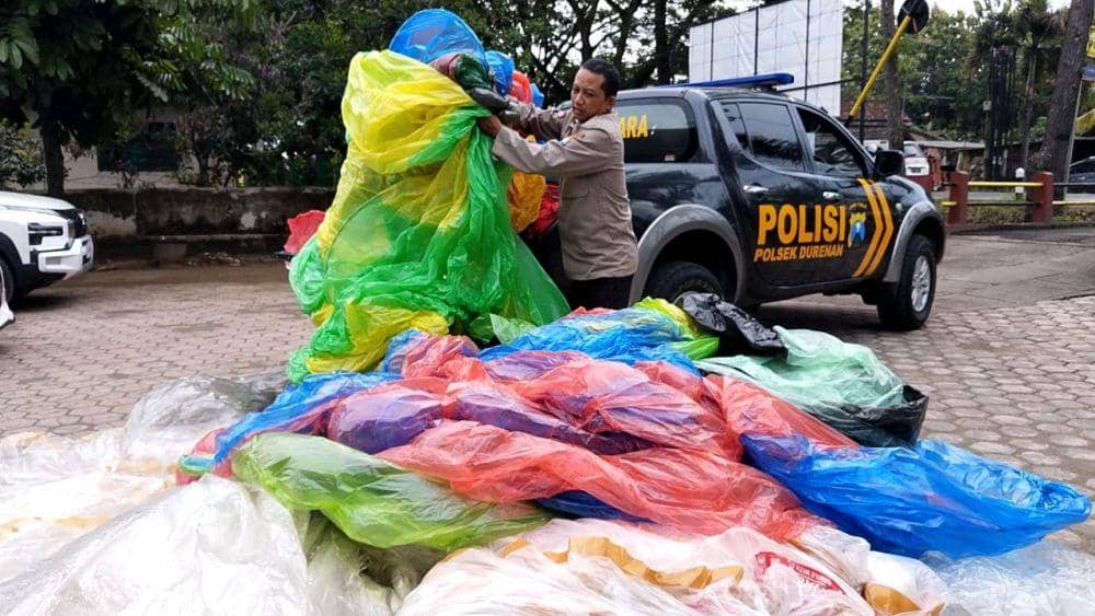 Balon udara yang dirazia oleh Polisi selama lebaran ketupat. IDN Times/ Bramanta Pamungkas