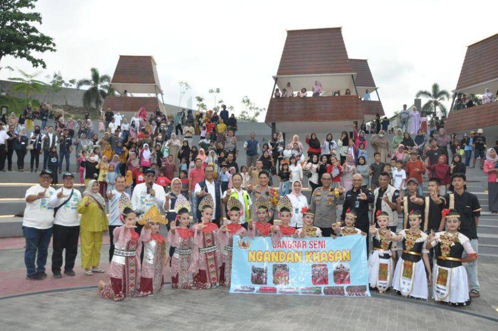 Foto bersama pengunjung dan peserta atraksi hiburan bagi pemudik dan masyarakat yang berkunjung ke kawasan BHC. (Dok. ASDP)