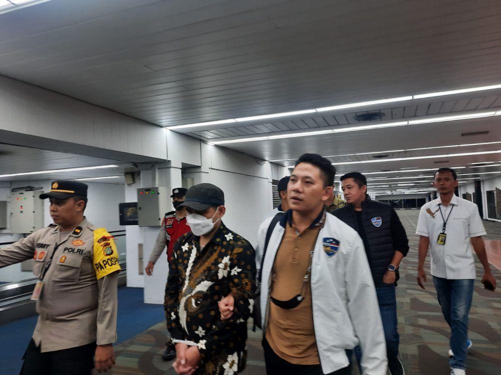 Peneliti BRIN Andi Pangerang Hasanudin tiba di Bandara Soekarno Hatta dan langsung dibawa ke Bareskrim Polri, Minggu (30/4/2023) (Dok. Humas Polri)