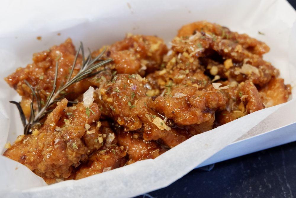 ilustrasi ayam goreng khas Korea (commons.wikimedia.org/Vee Satayamas)