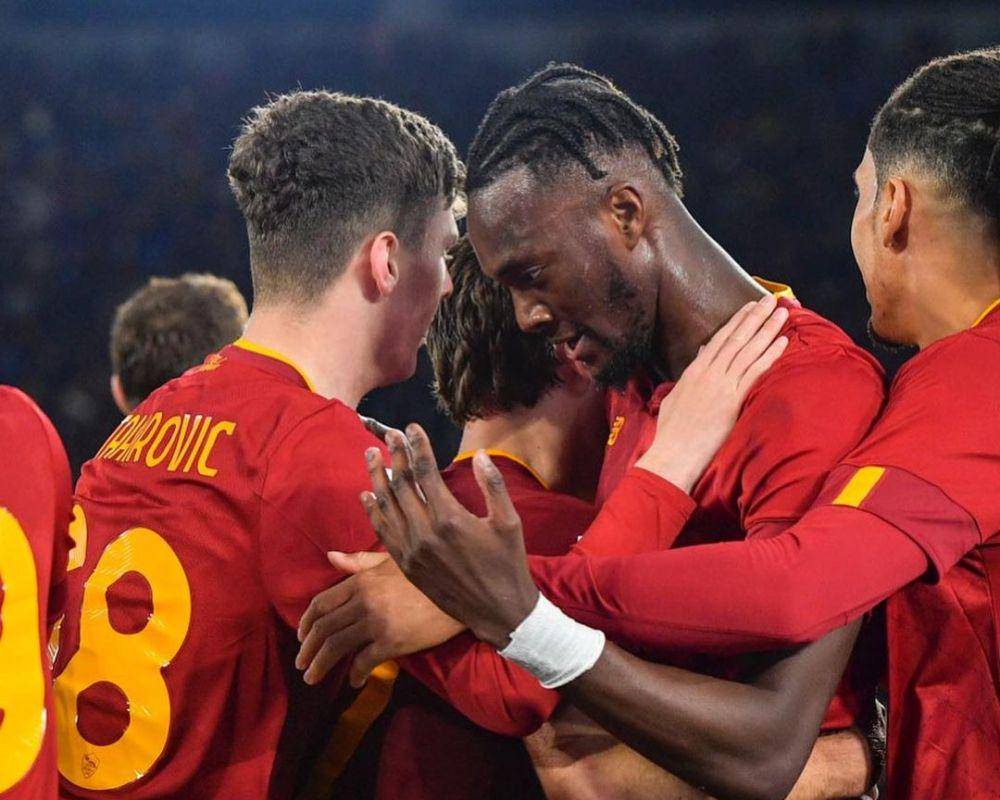 Para pemain AS Roma merayakan gol. (instagram.com/officialasroma)