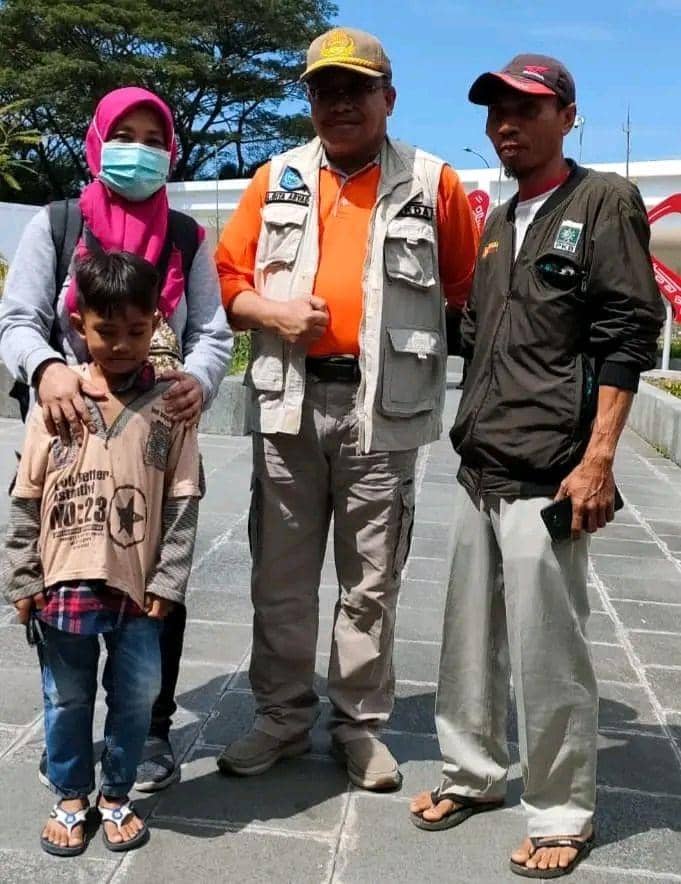 PMI asal NTB asal Labuapi Lombok Barat Fitri Indah Yani yang dipulangkan dari Sudah karena konflik bersenjata tiba di Lombok dijemput suami dan anaknya. (dok. Istimewa)