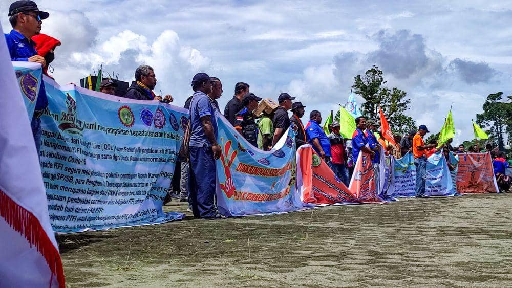Ratusan pekerja buruh gelar demo di Kantor Pusat Pemerintahan Mimika, Jalan Poros SP3, Senin (1/5/2023). (IDN Times/Endy Langobelen)