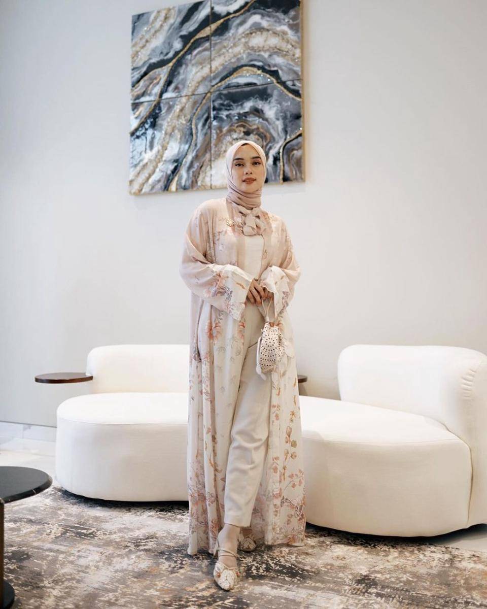 inspirasi outfit hijab formal dengan atasan motif (instagram.com/tiqasya)