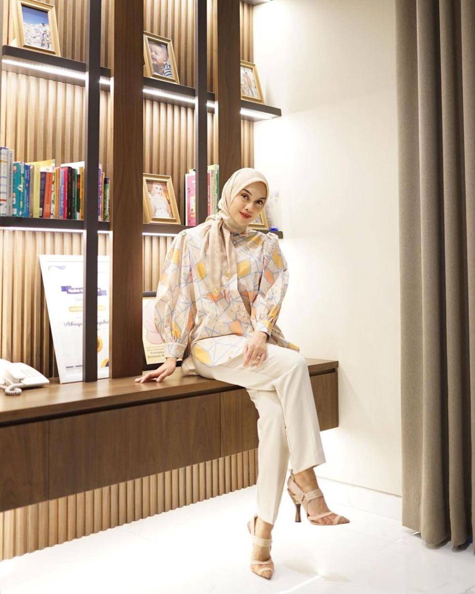 inspirasi outfit hijab formal dengan atasan motif (instagram.com/tiqasya)