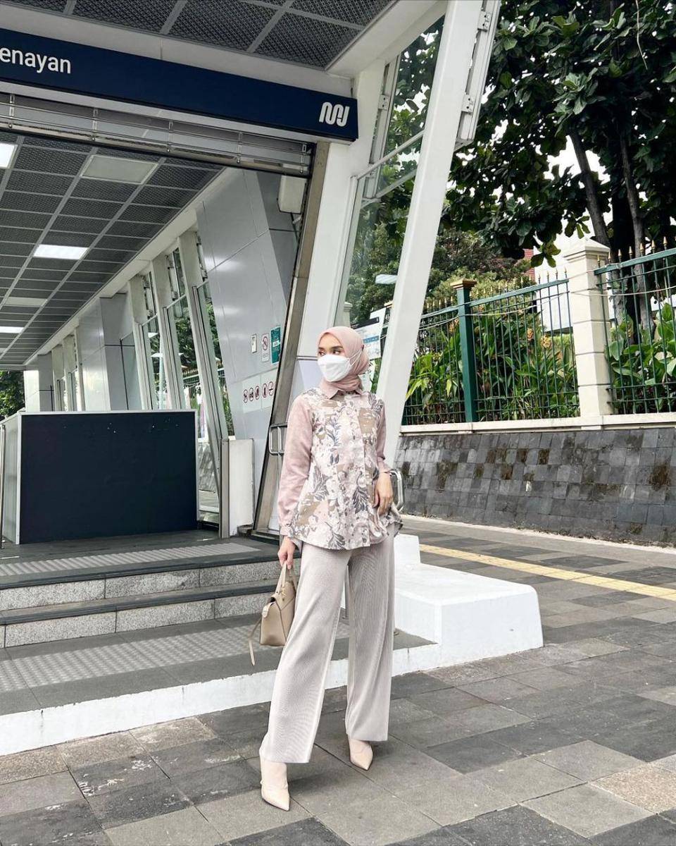 inspirasi outfit hijab formal dengan atasan motif (instagram.com/tiqasya)