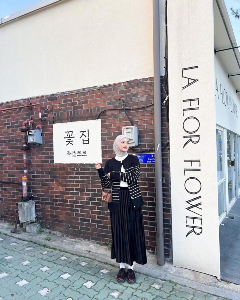 mix and match ootd warna hitam ala Rania Sukandari (instagram.com/raniaskdr_)