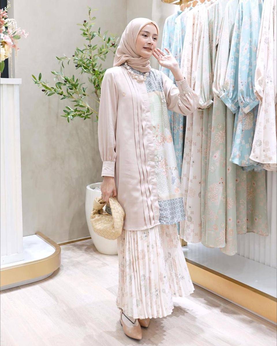 inspirasi outfit hijab formal dengan atasan motif (instagram.com/dhaturembulan)
