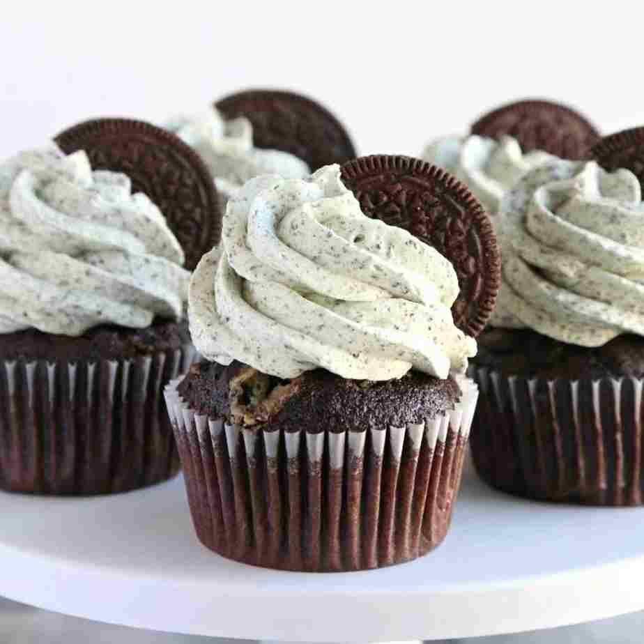 oreo mint buttercream frosting  (instagram.com/cake_me_home_tonight)