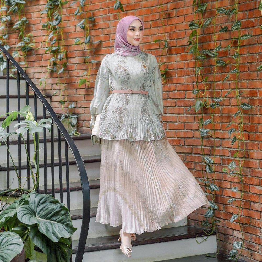 inspirasi outfit hijab formal dengan atasan motif (instagram.com/tiqasya)