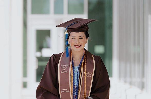 10 Potret Wisuda Sarjana Beby Tsabina, Raih Predikat Summa Cumlaude!