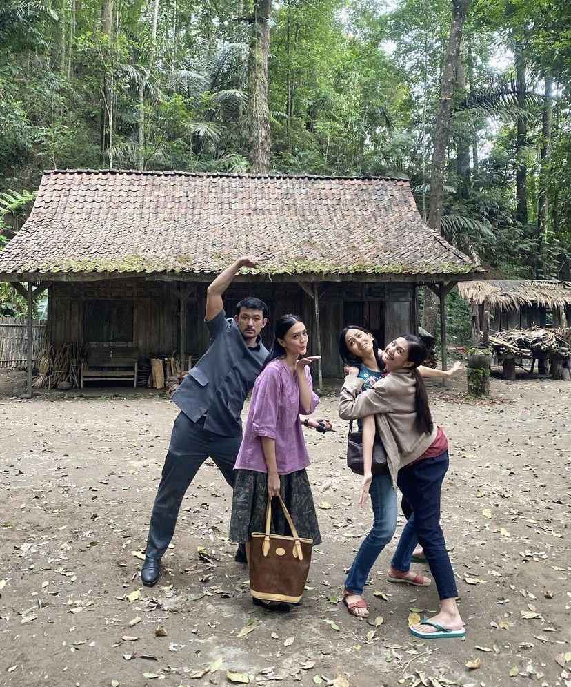Mikha Tambayong di balik layar film Sewu Dino (instagram.com/miktambayong)