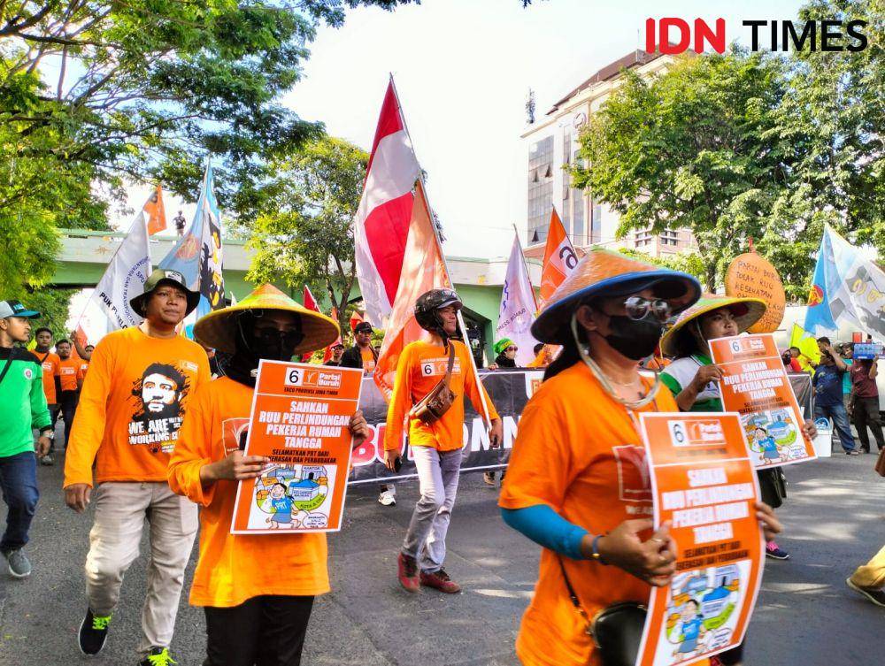 Foto capres Partai Buruh warnai Demo Hari Buruh di Surabaya, Senin (1/5/2023). (IDN Times/Khusnul Hasana).