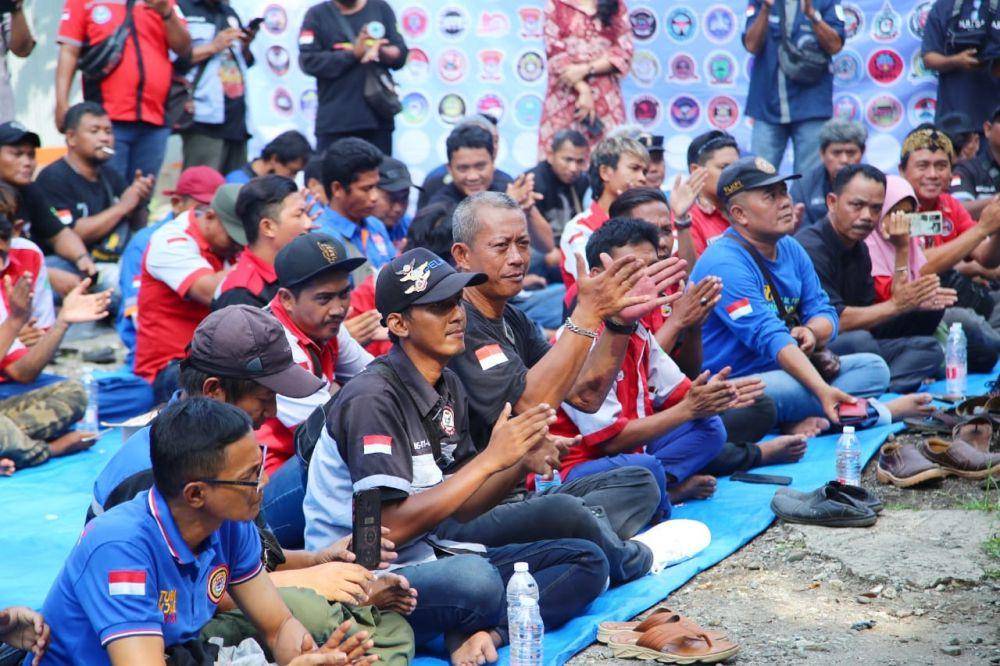 Kemnaker menggelar dialog terkait hubungan kerja dan jaminan sosial bersama dengan pekerja informal Forum lintas komunitas pengemudi Indonesia Tanjung Priok dan Konfederasi Serikat Pekerja BUMN, di Jakarta, Senin, 1 Mei 2023. (Dok. Kemnaker)