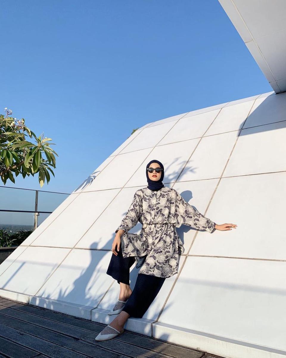 mix and match ootd warna hitam ala Rania Sukandari (instagram.com/raniaskdr_)
