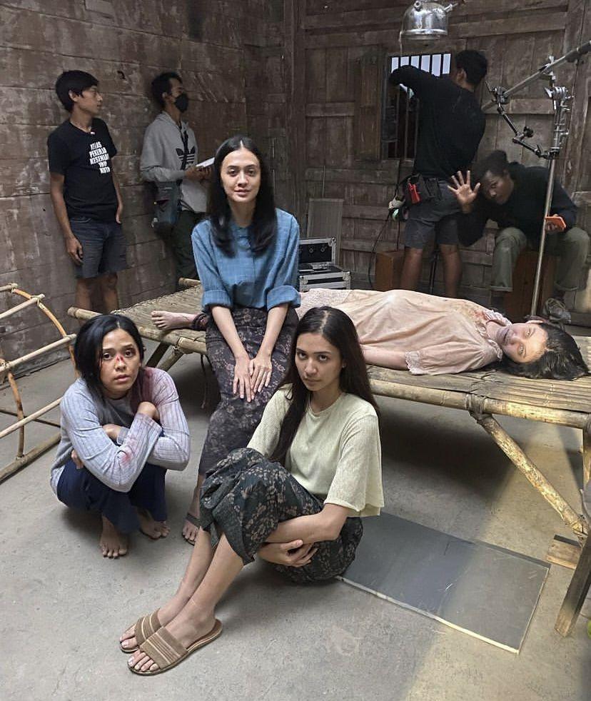 Mikha Tambayong di balik layar film Sewu Dino (instagram.com/givina__)