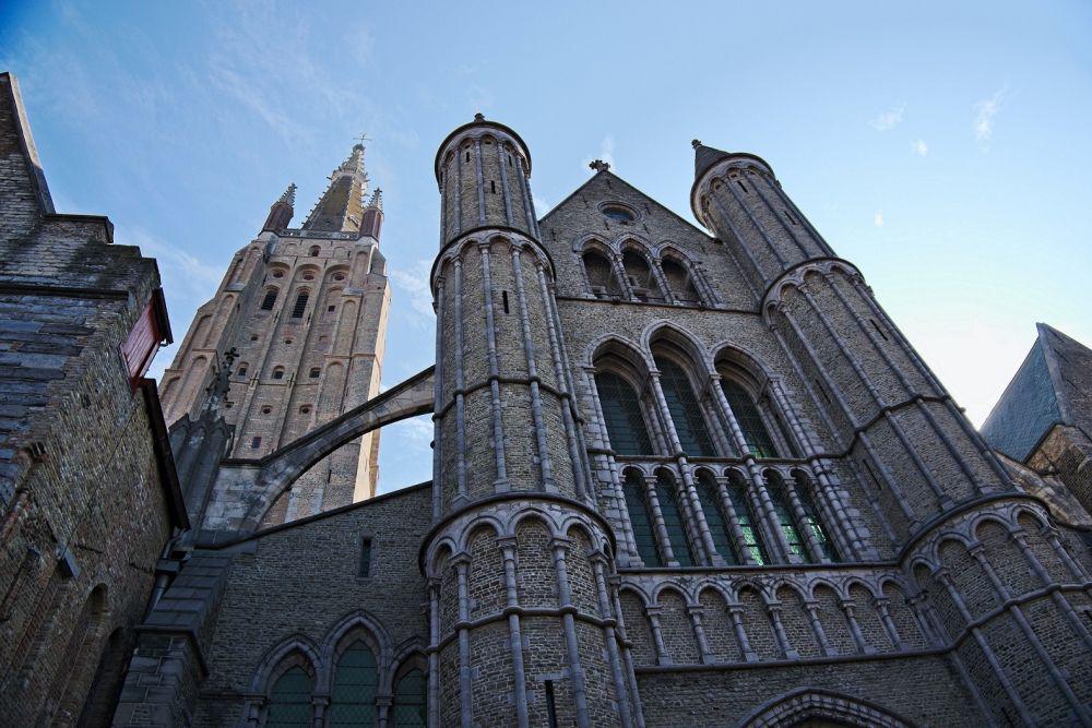 potret Gereja Katolik Our Lady di kota Bruges, Belgia (unsplash.com/Antonio Sessa)