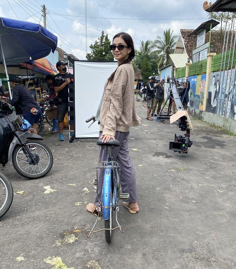 Mikha Tambayong di balik layar film Sewu Dino (instagram.com/miktambayong)