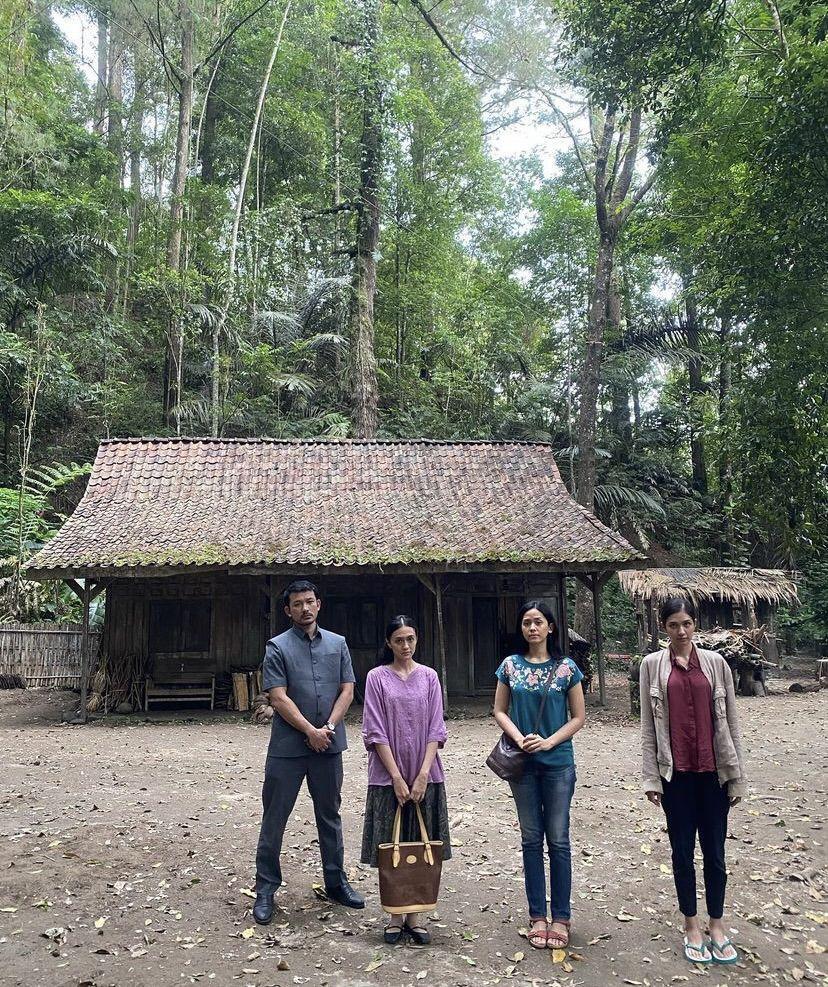 Mikha Tambayong di balik layar film Sewu Dino (instagram.com/givina__)
