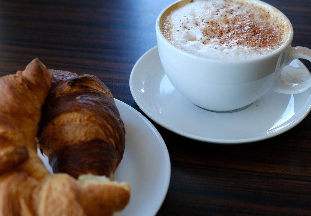 ilustrasi café au lait dan croissant (pixabay.com/wal_172619)