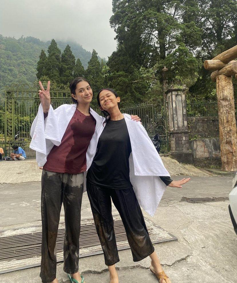 Mikha Tambayong di balik layar film Sewu Dino (instagram.com/givina__)
