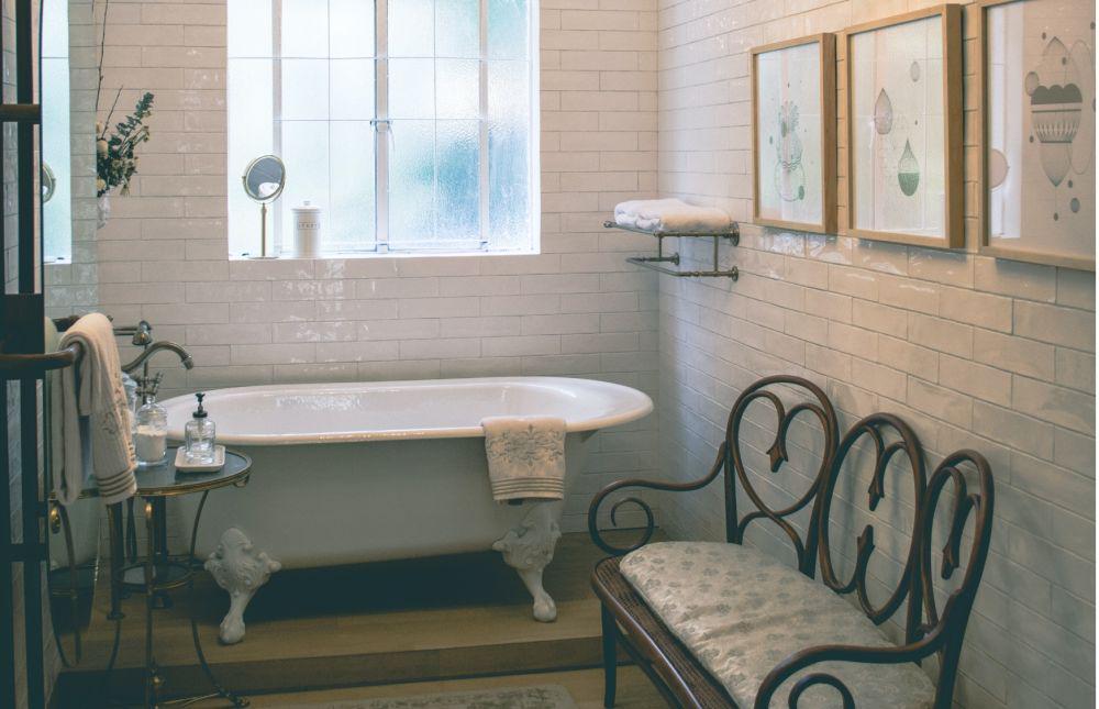 kamar mandi dengan freestanding bathtub (pexels.com/Luis Ruiz)