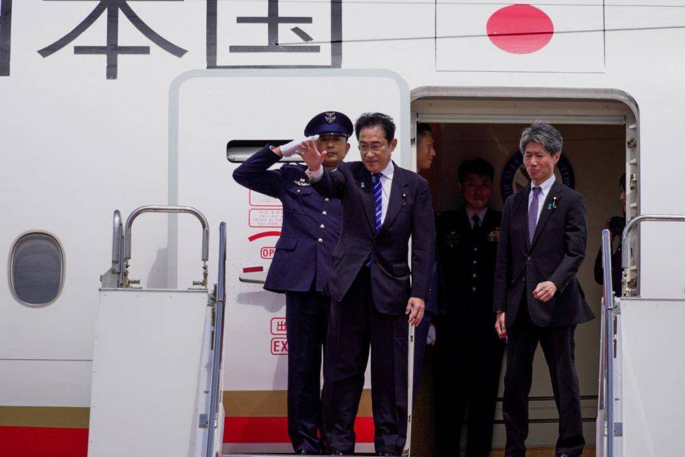 Perdana Menteri Jepang Fumio Kishida saat akan meninggalkan bandara Haneda, Tokyo pada Sabtu (29/4/2023). (twitter.com/kishida230)